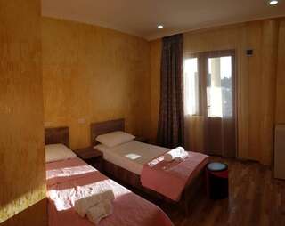 Отель Guest House MARINA Кобулети Двухместный номер с 2 отдельными кроватями и балконом-1